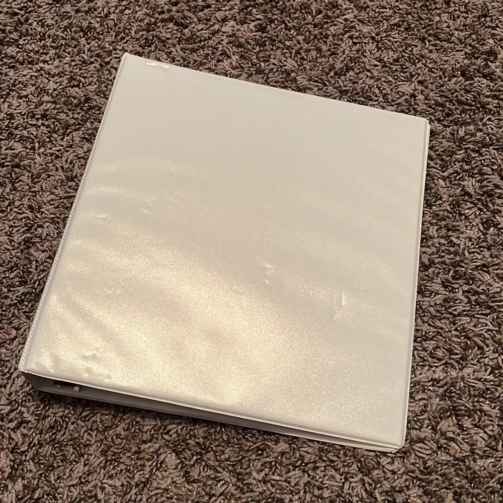 🤩4/$15🥳 white 2 inch binder with dividers